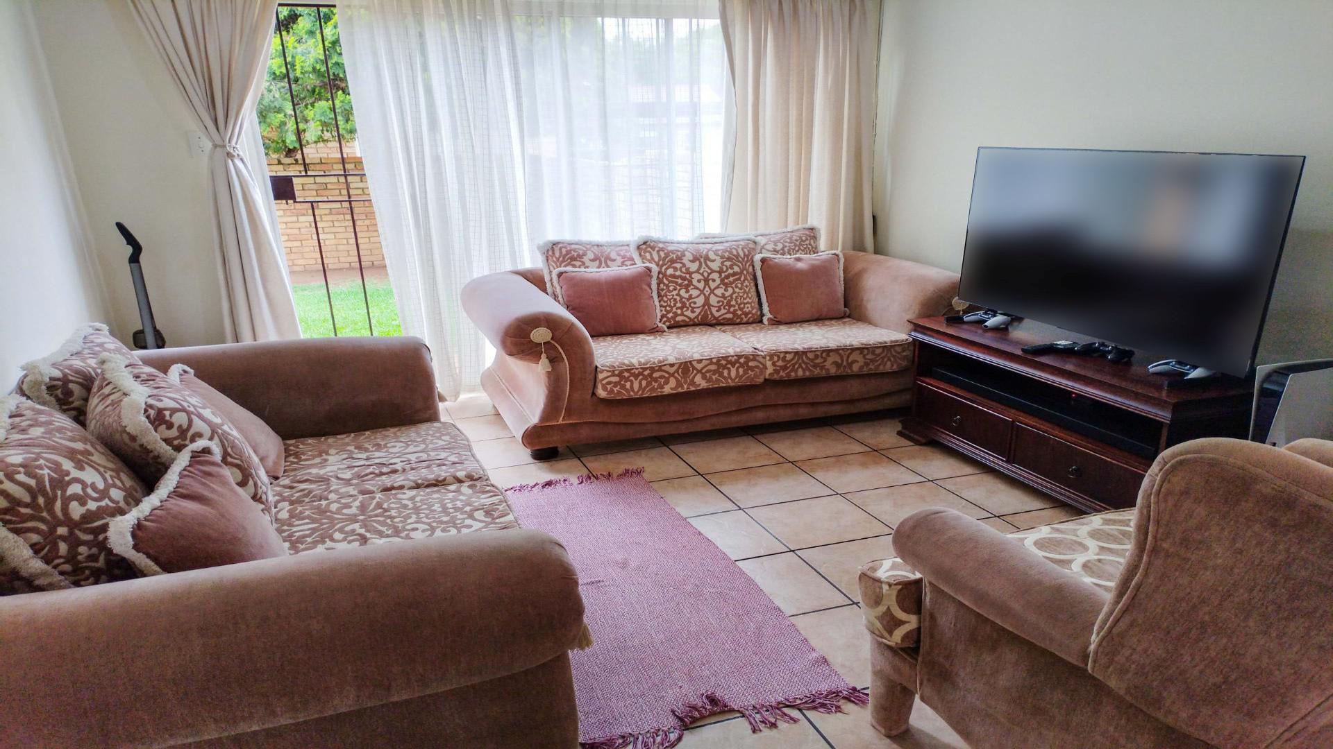 Lounges - 16 square meters of property in Wilgeheuwel 