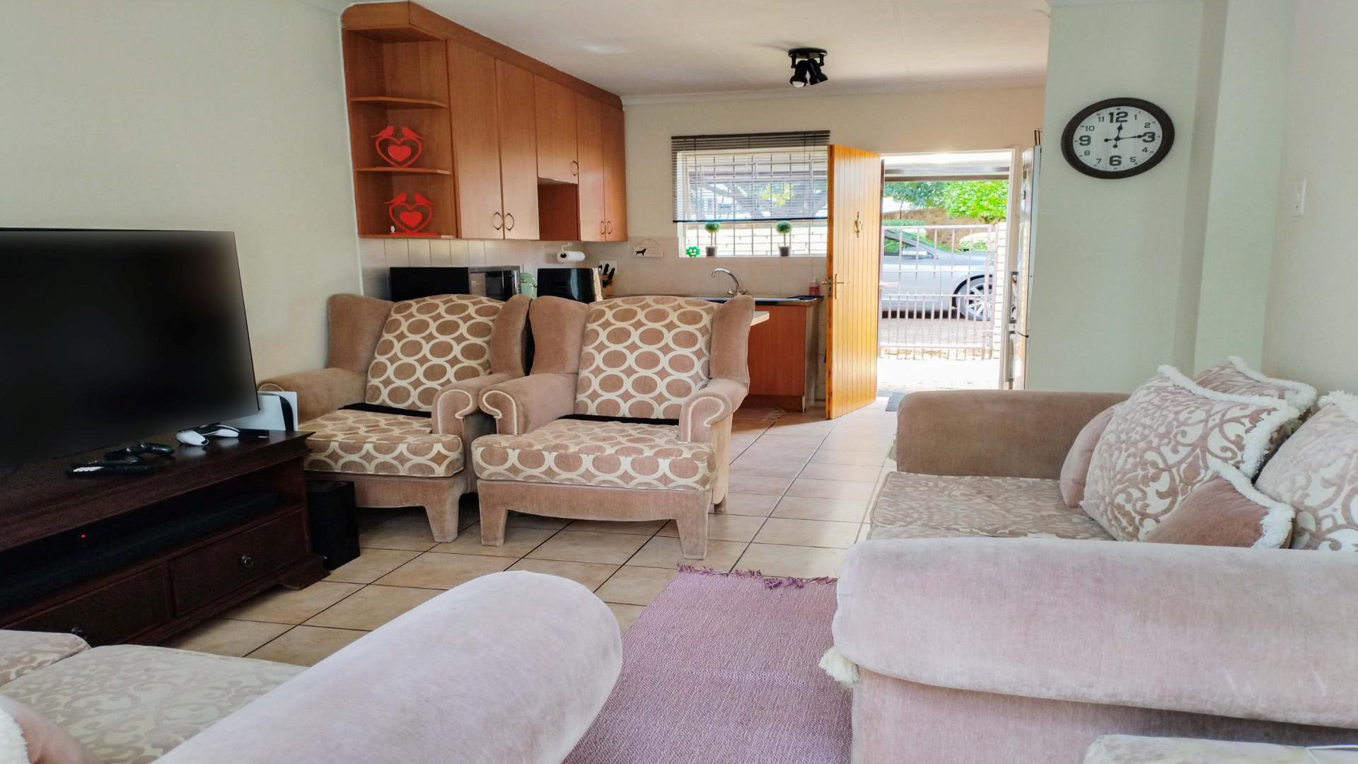 Lounges - 16 square meters of property in Wilgeheuwel 