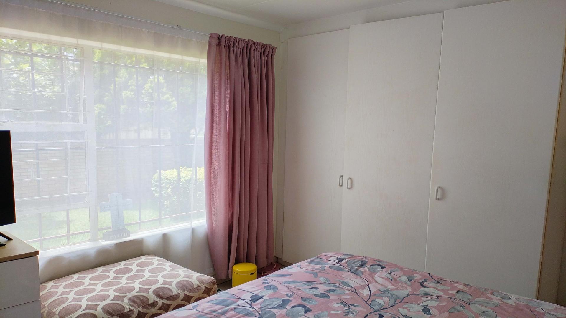 Main Bedroom of property in Wilgeheuwel 