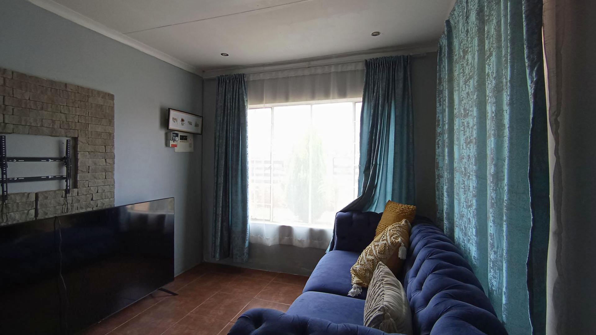 Lounges - 10 square meters of property in The Orchards