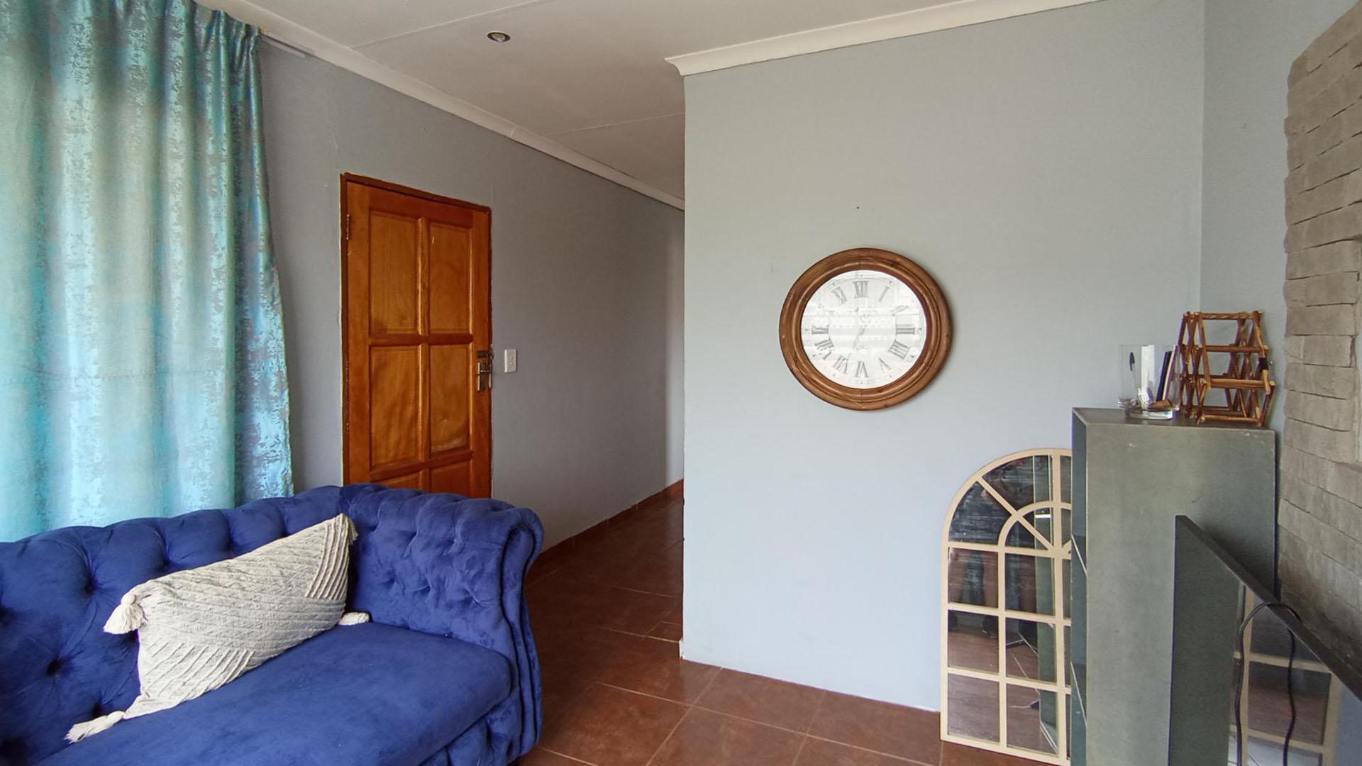 Lounges - 10 square meters of property in The Orchards