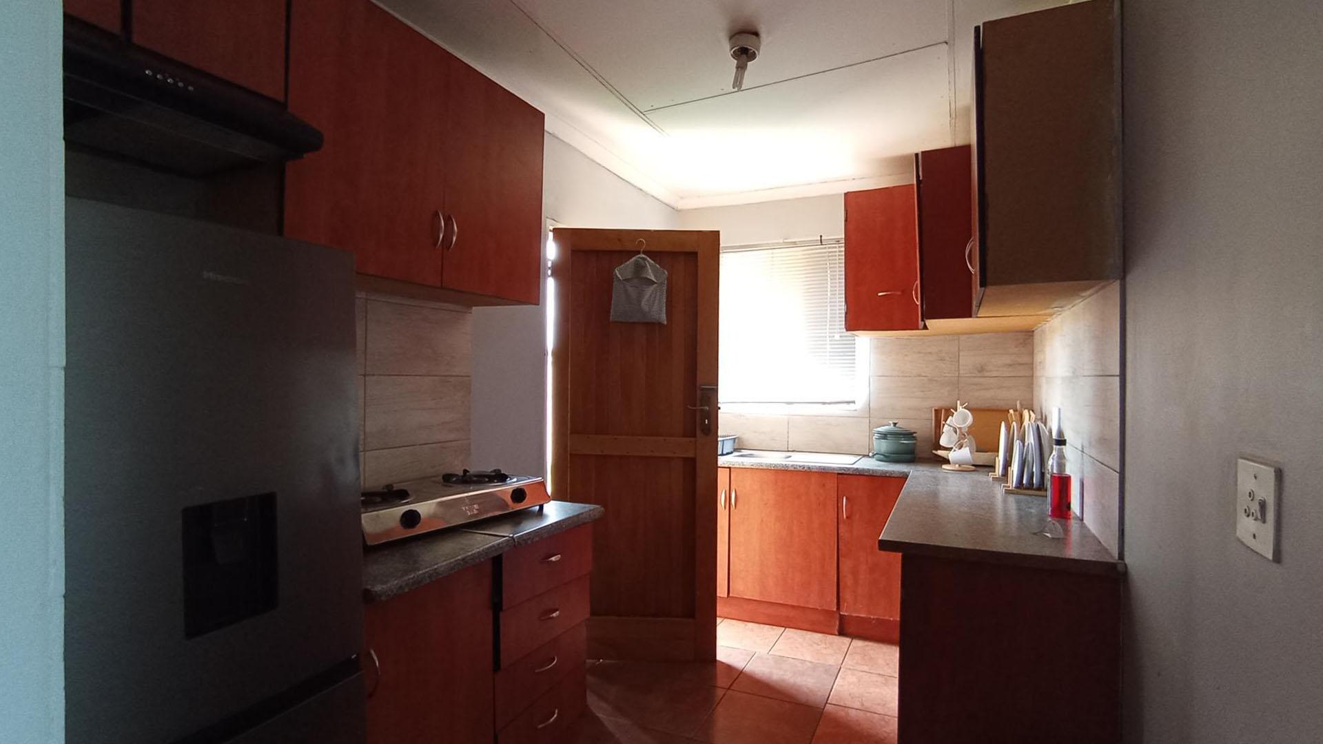 Kitchen - 9 square meters of property in The Orchards