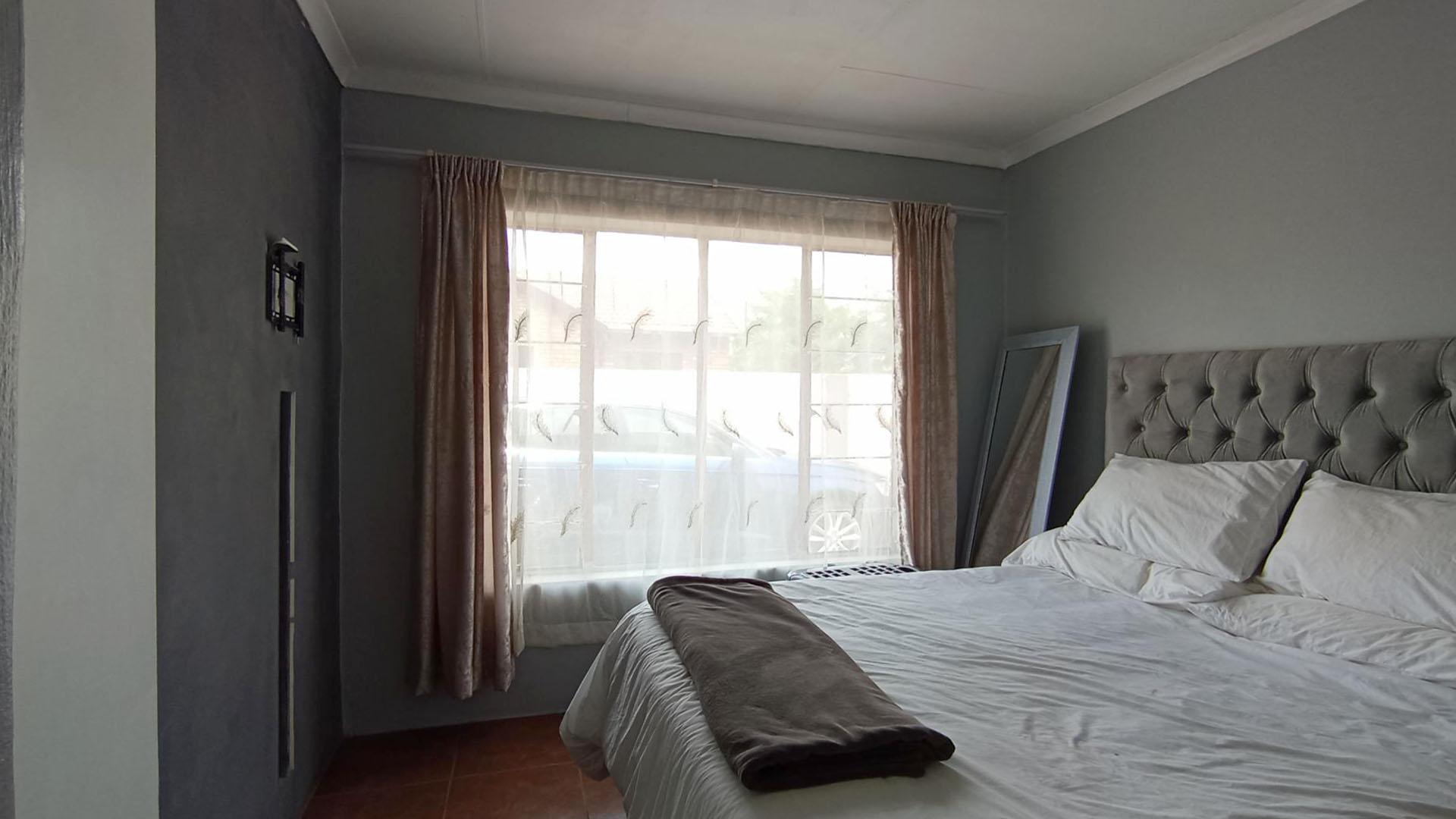 Bed Room 1 - 13 square meters of property in The Orchards