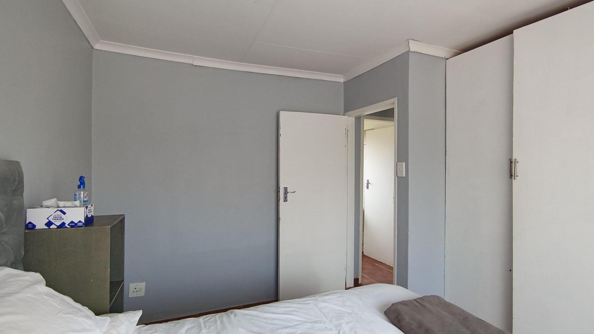 Bed Room 1 - 13 square meters of property in The Orchards