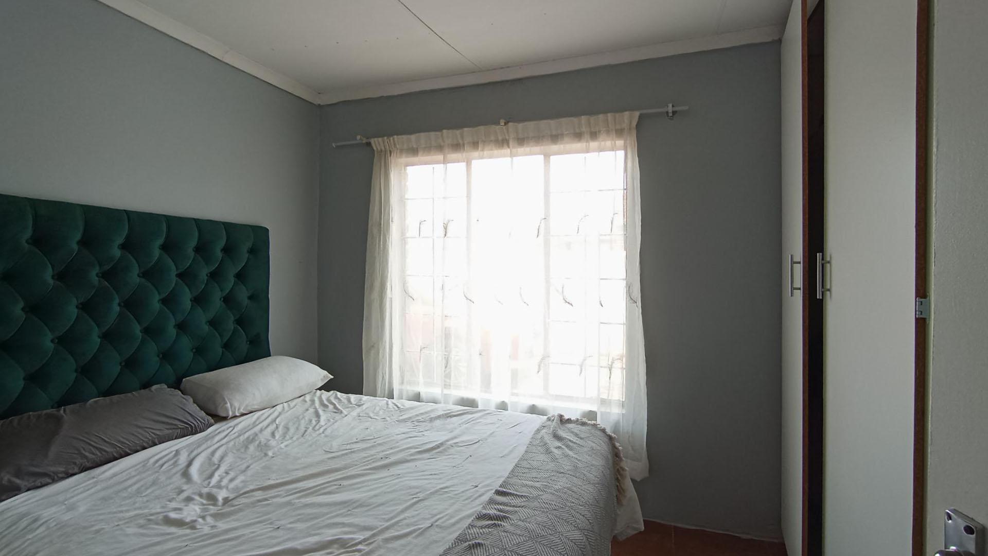 Bed Room 2 - 10 square meters of property in The Orchards