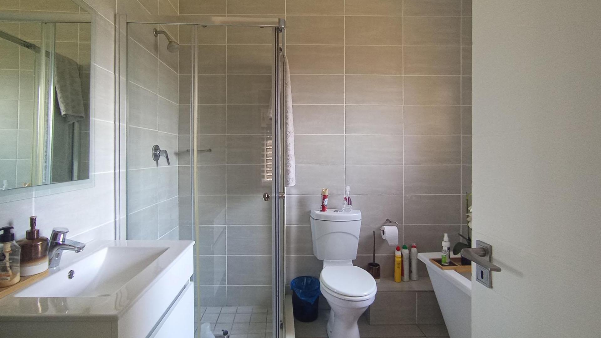 Bathroom 1 - 7 square meters of property in Jukskei View