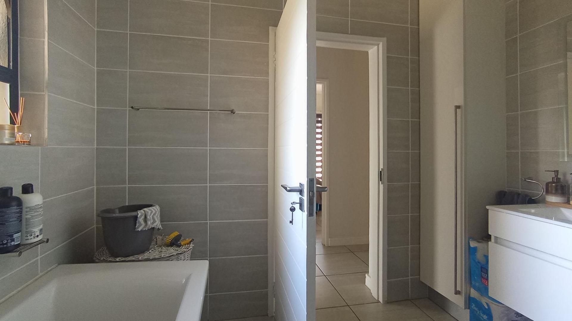 Bathroom 1 - 7 square meters of property in Jukskei View