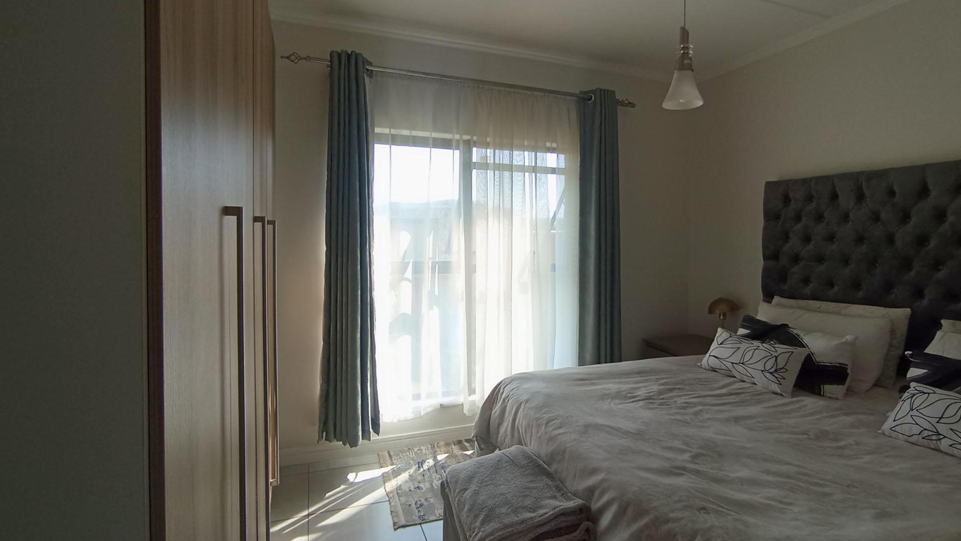 Bed Room 1 - 13 square meters of property in Jukskei View