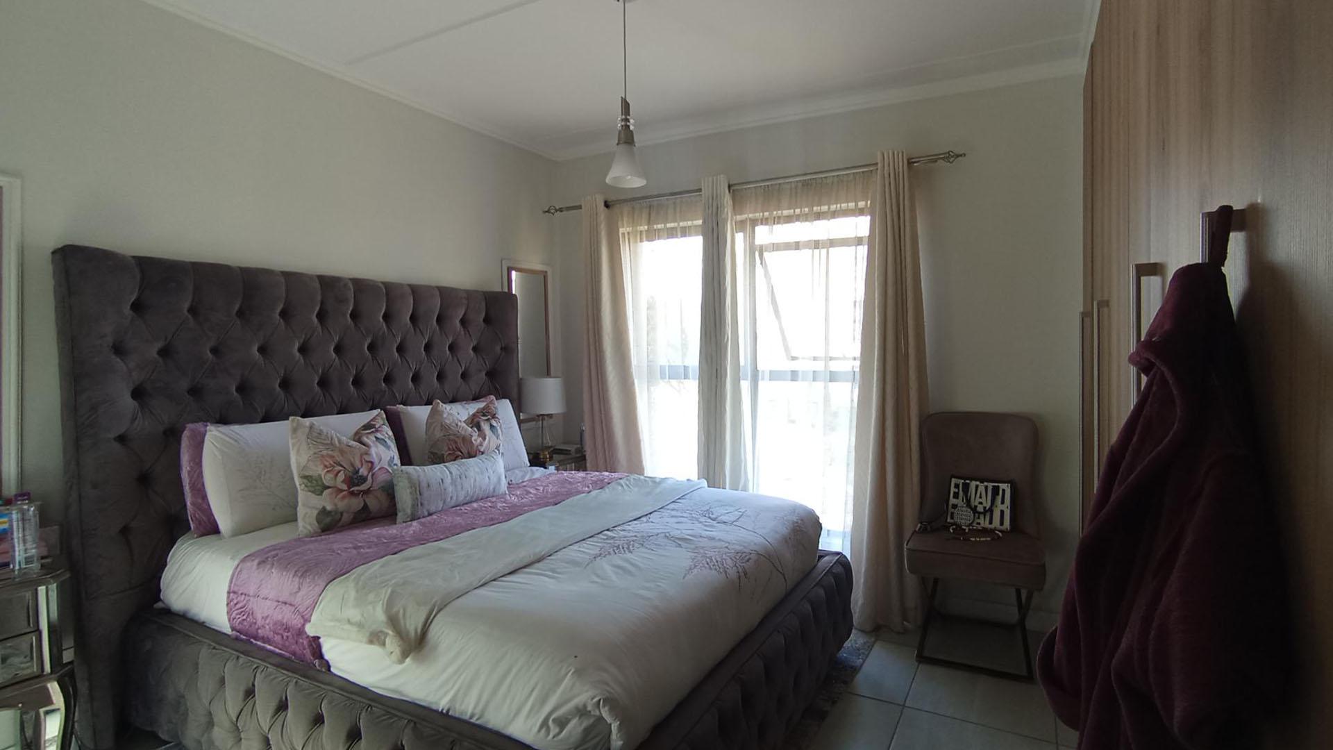 Main Bedroom - 16 square meters of property in Jukskei View