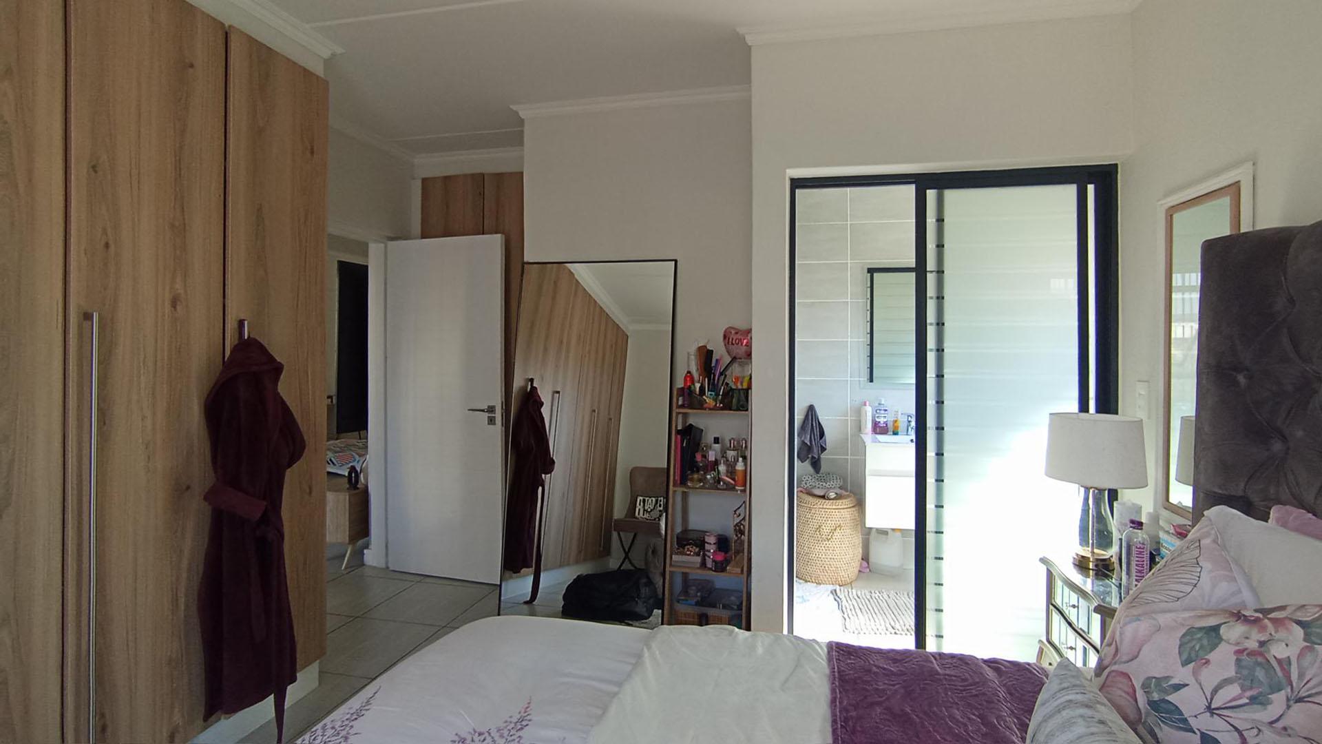 Main Bedroom - 16 square meters of property in Jukskei View