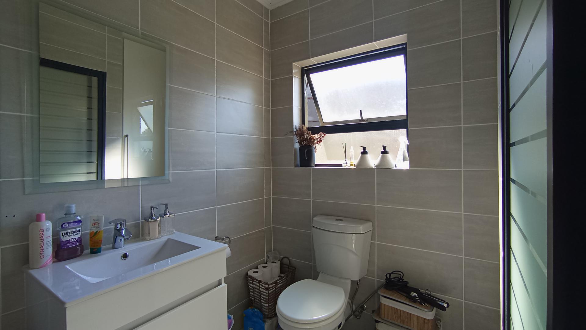 Main Bathroom - 5 square meters of property in Jukskei View