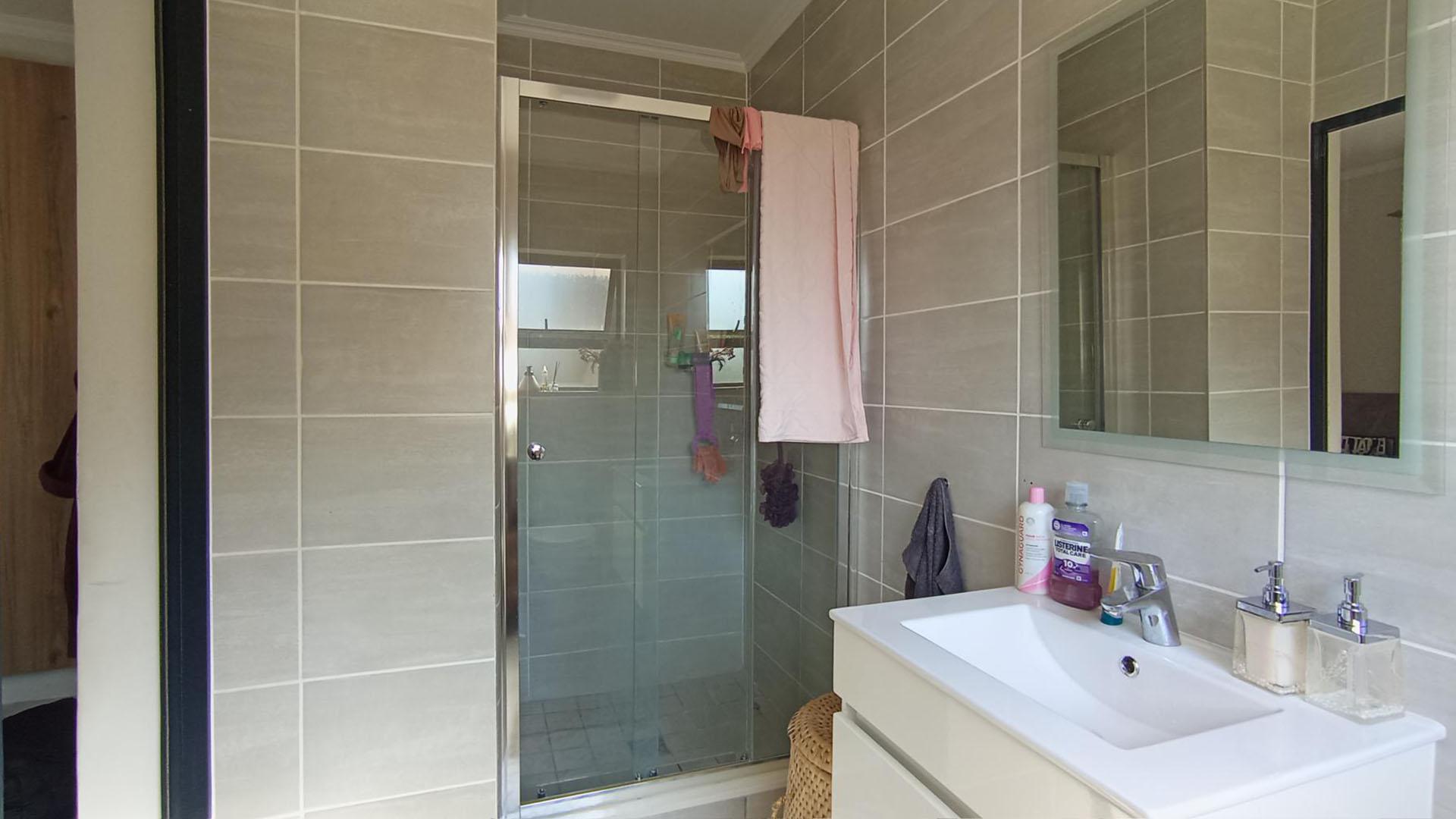 Main Bathroom - 5 square meters of property in Jukskei View