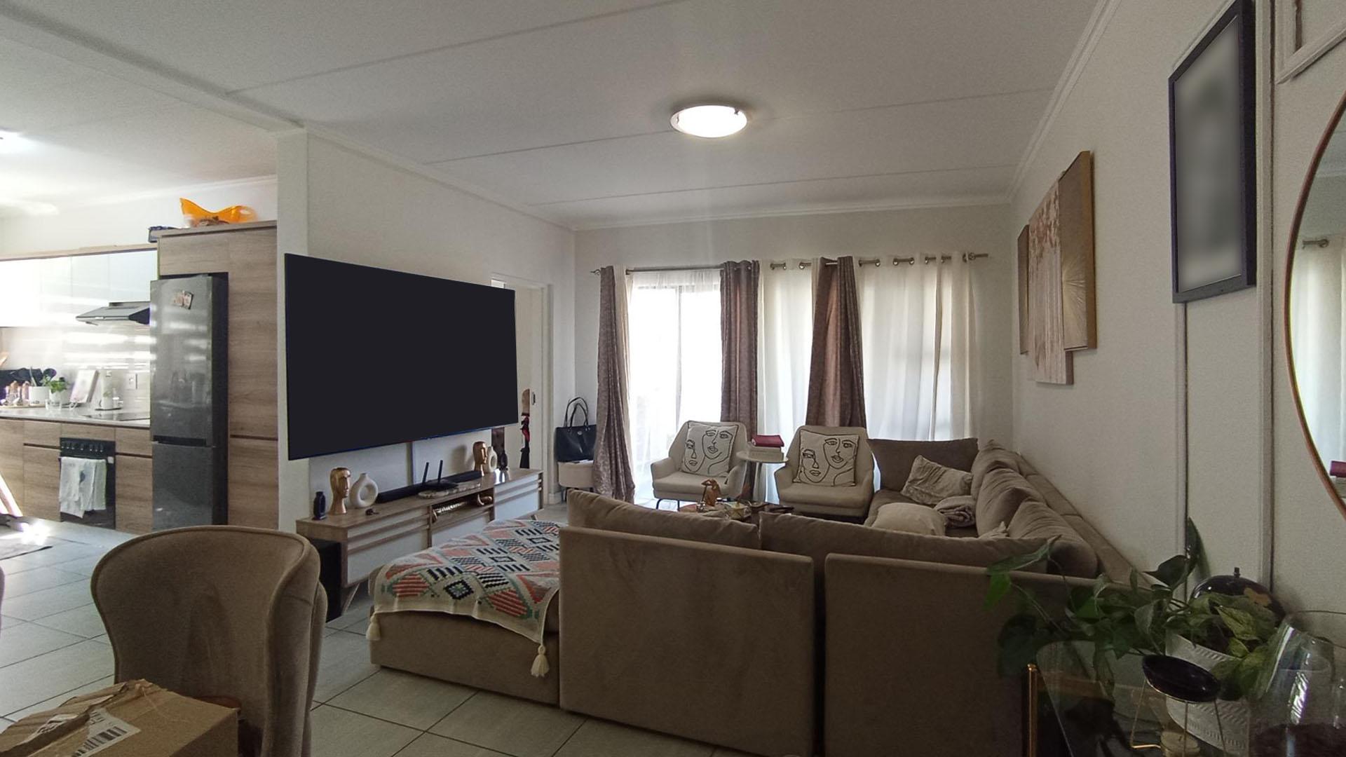 Lounges - 24 square meters of property in Jukskei View