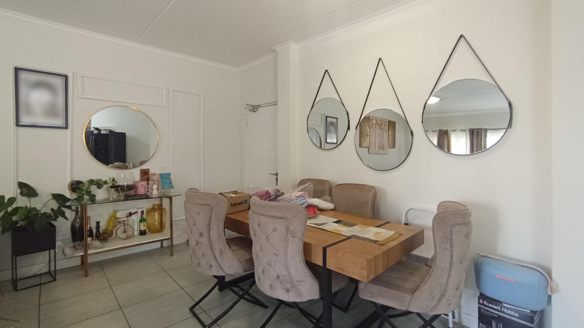 Lounges - 24 square meters of property in Jukskei View