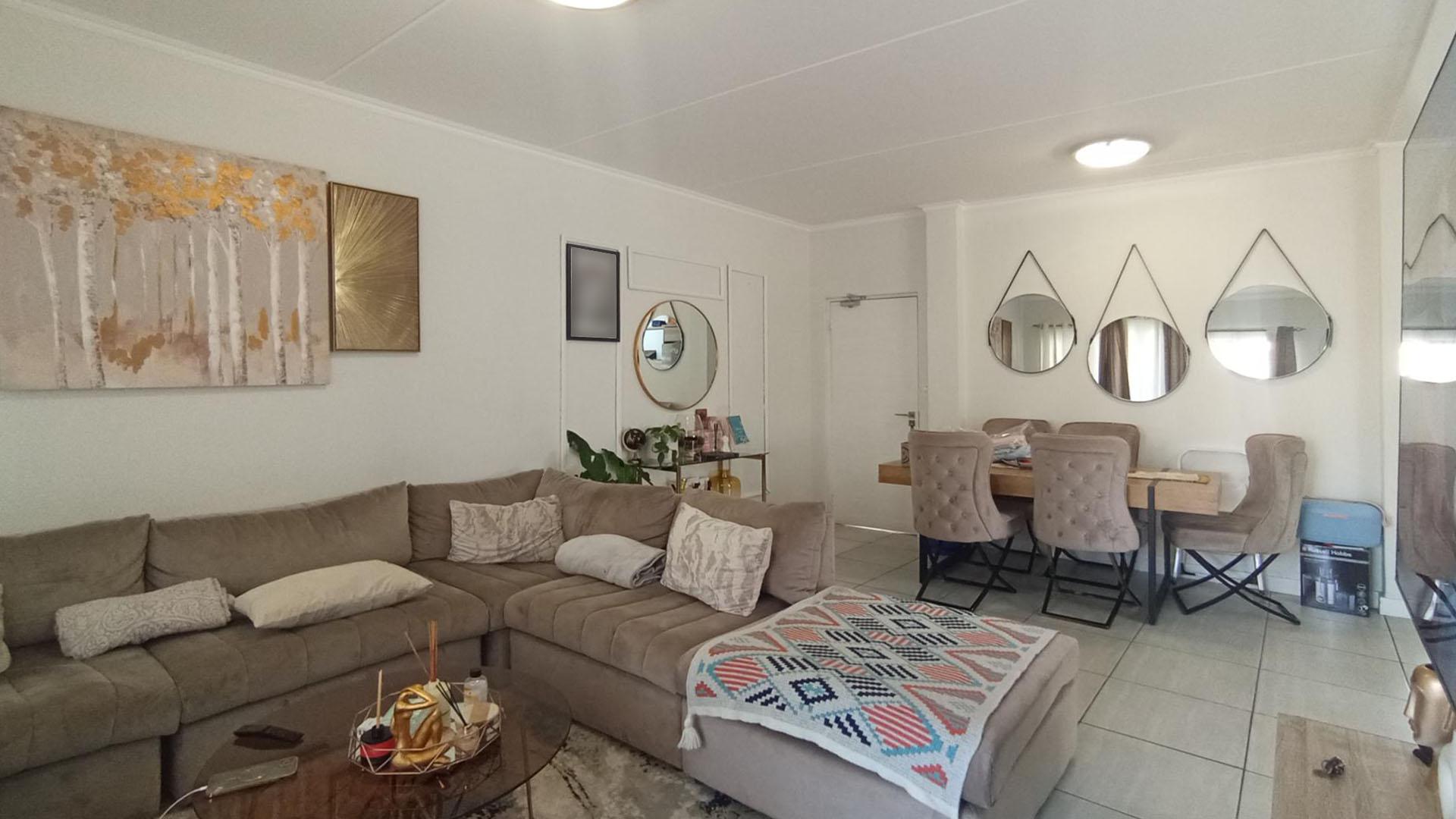 Lounges - 24 square meters of property in Jukskei View