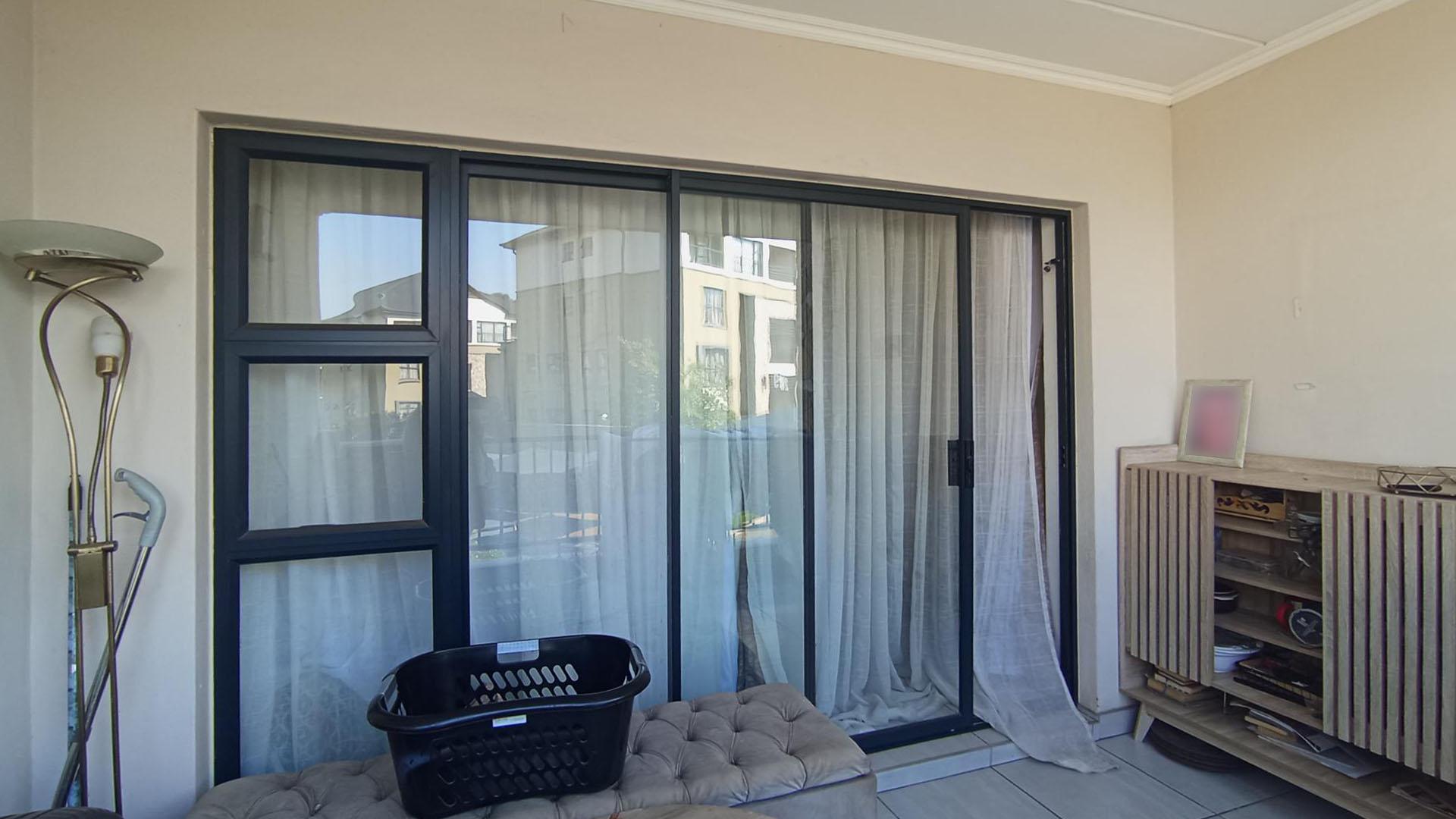 Balcony - 12 square meters of property in Jukskei View