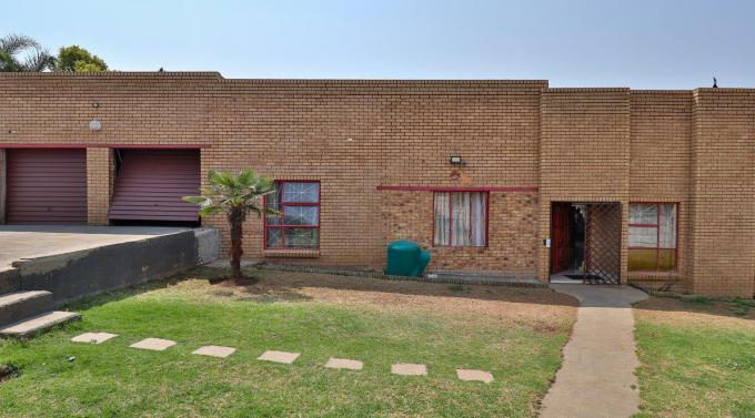 4 Bedroom House for Sale For Sale in Heuweloord - MR696503