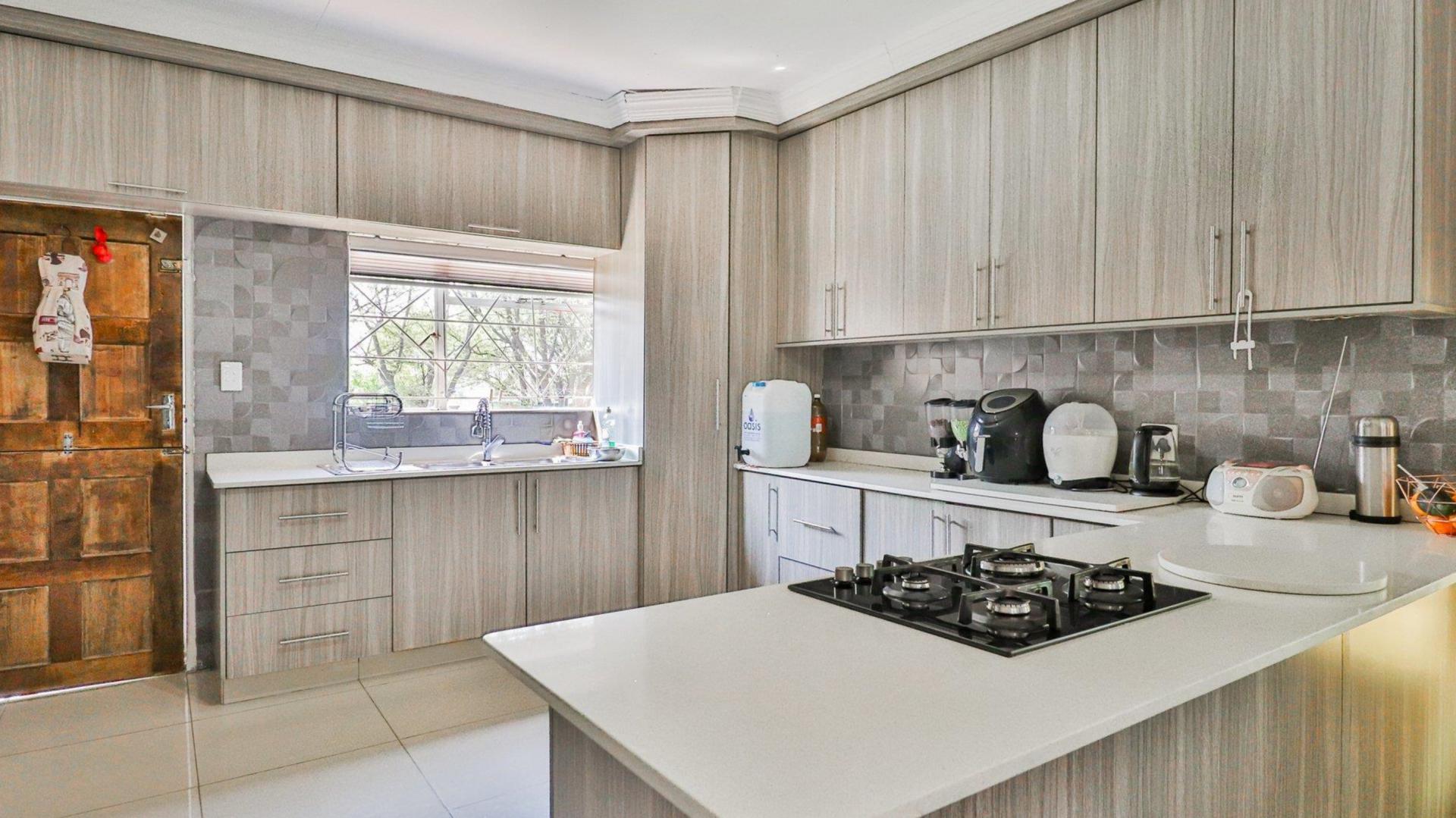  of property in Heuweloord