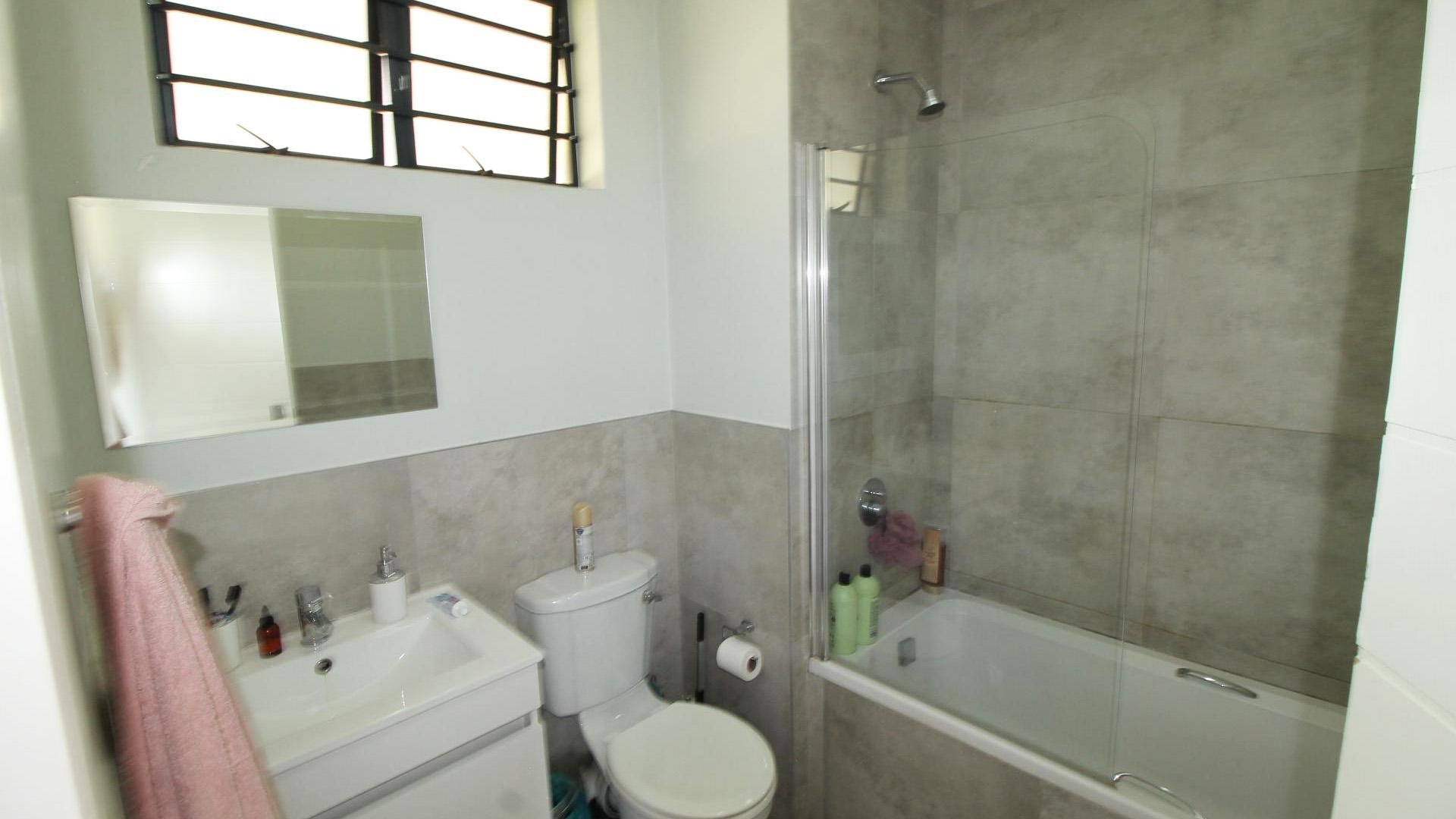 Bathroom 1 of property in Parkhaven