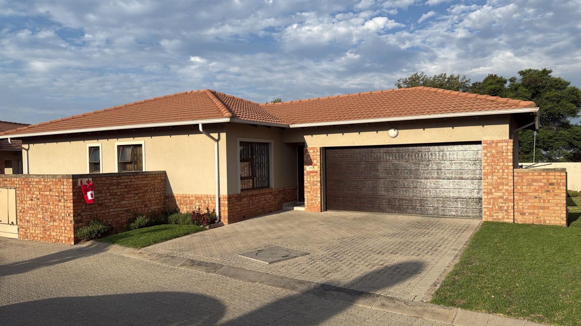 Front View of property in Noordwyk