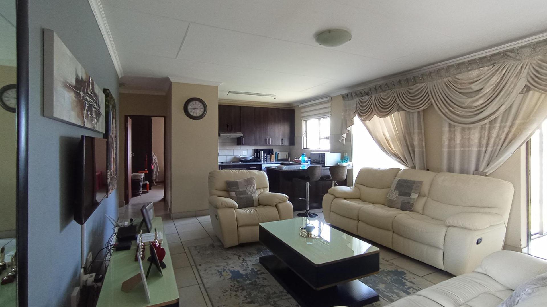 Lounges - 24 square meters of property in Noordwyk