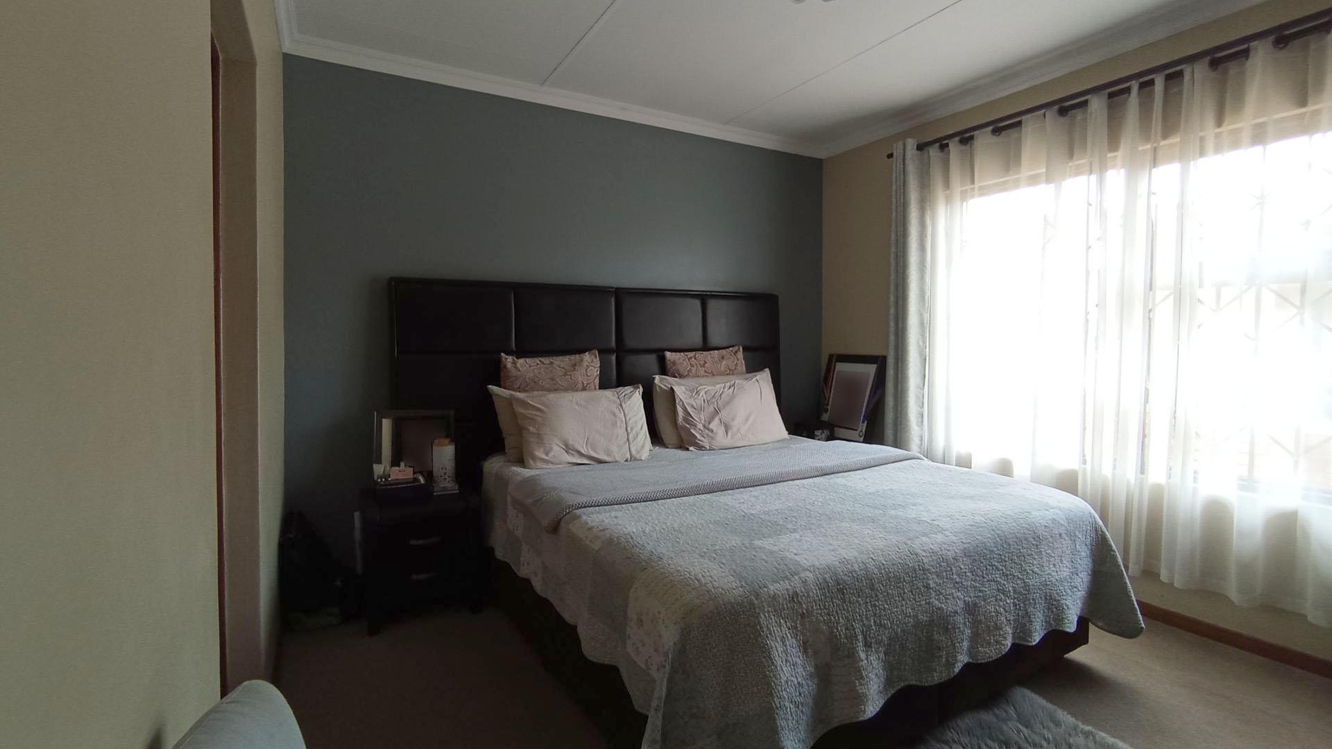 Main Bedroom - 15 square meters of property in Noordwyk