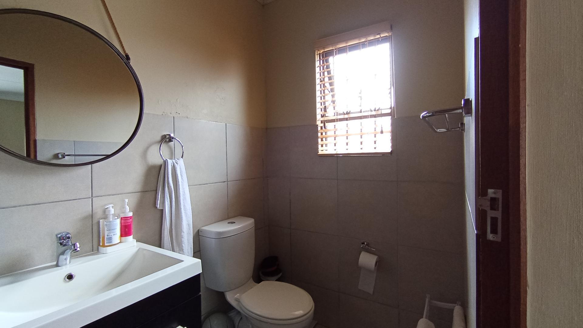 Main Bathroom - 5 square meters of property in Noordwyk