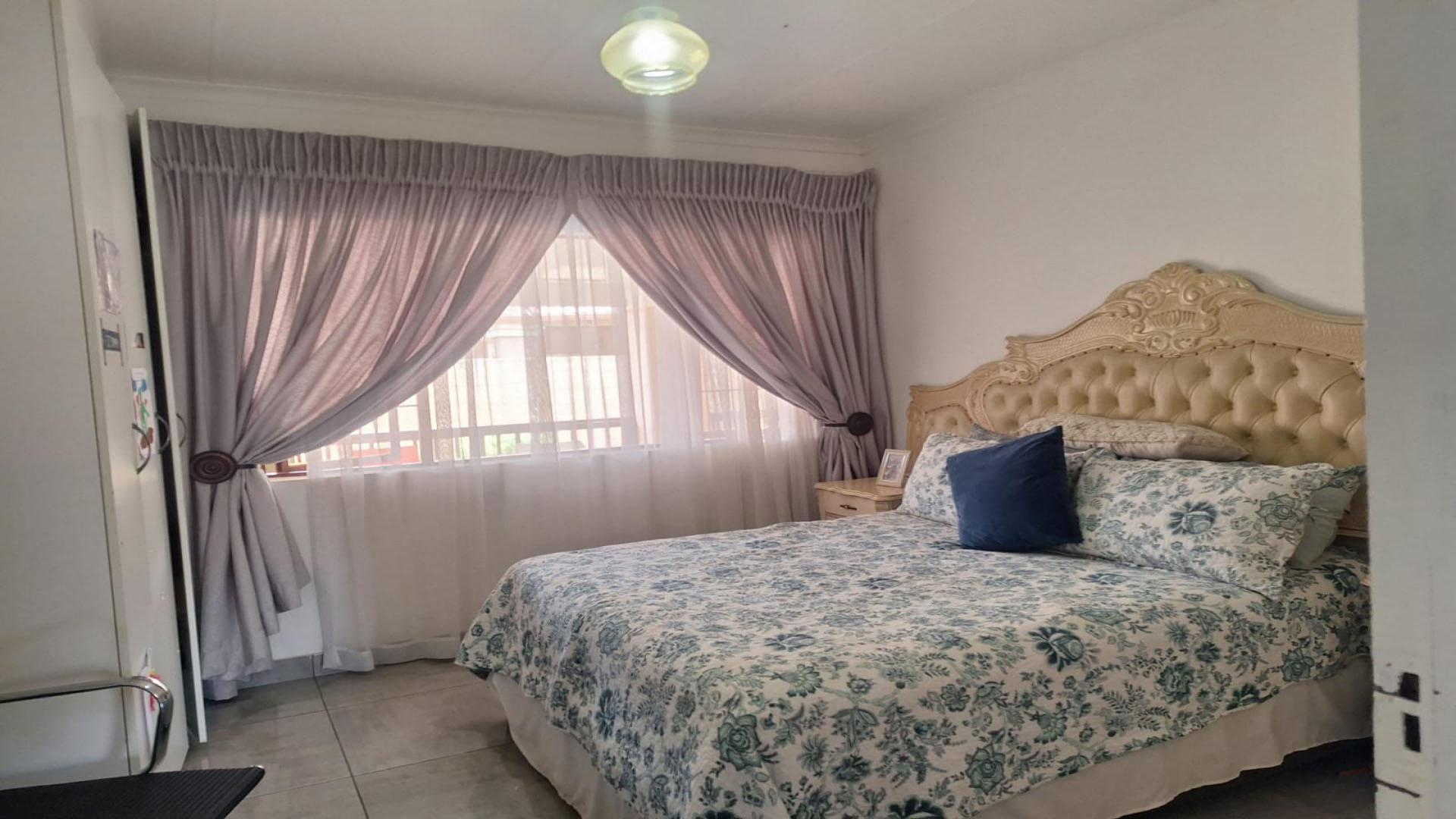 Bed Room 1 of property in Stonehenge