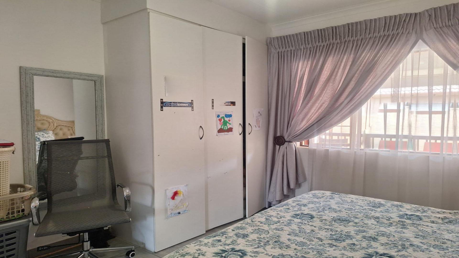 Bed Room 1 of property in Stonehenge