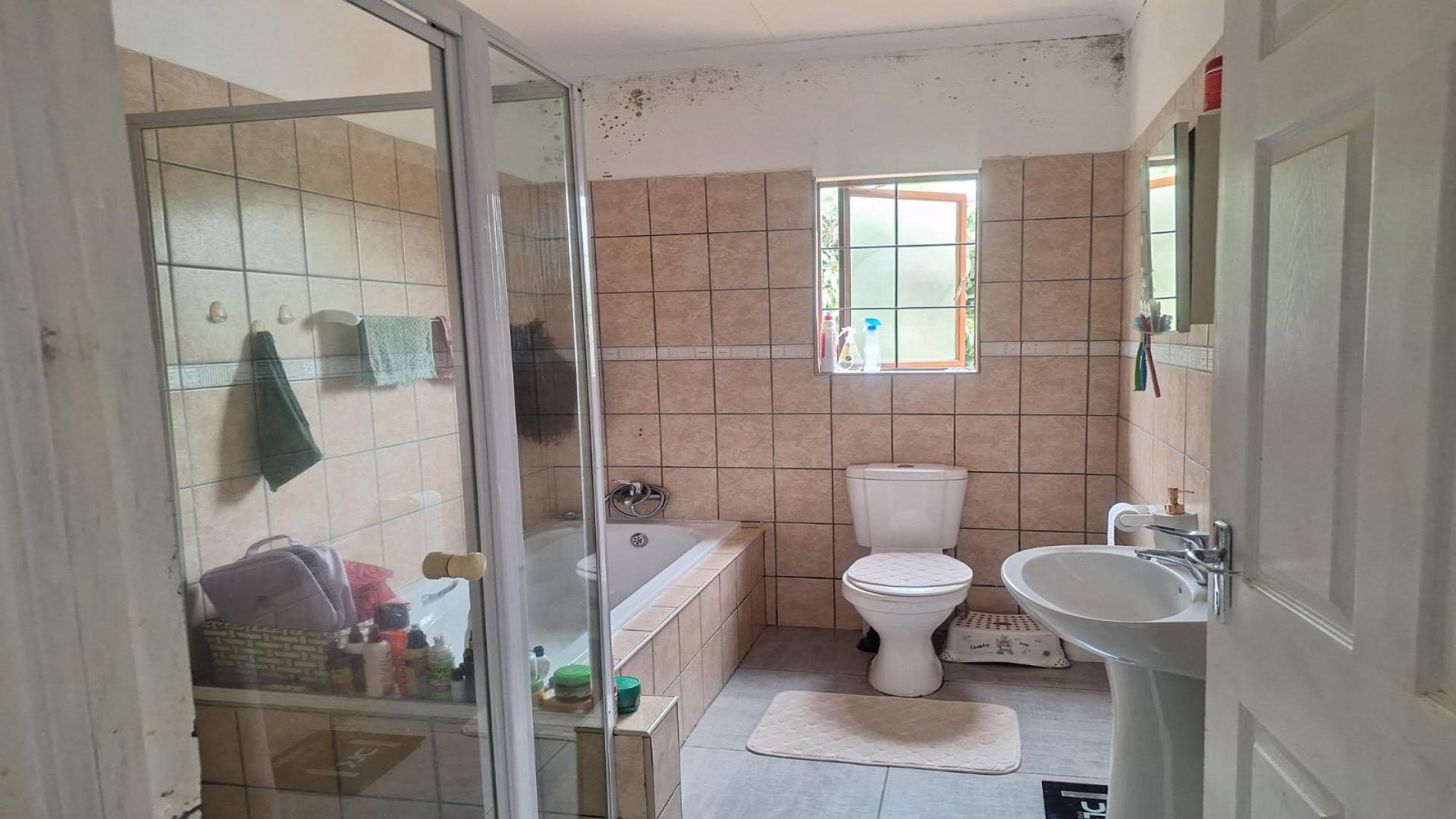 Bathroom 1 of property in Stonehenge