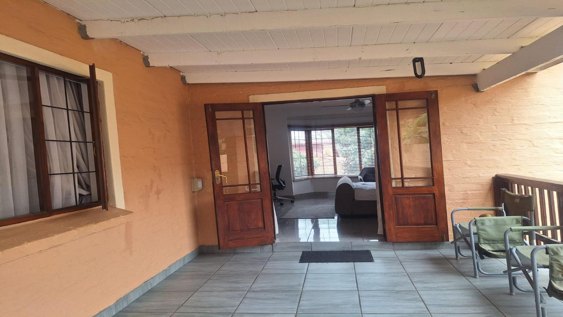 Patio of property in Stonehenge