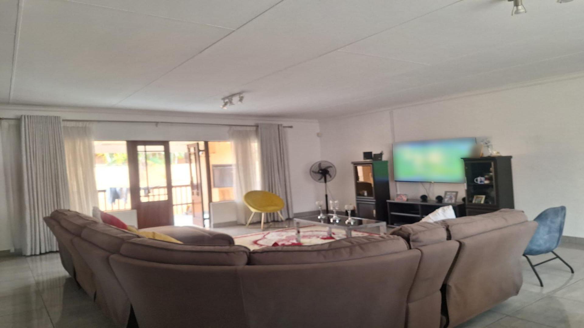 Lounges of property in Stonehenge