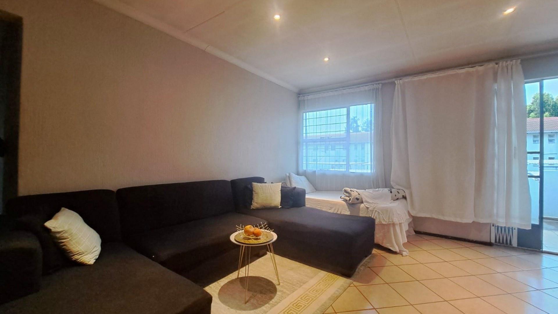 Lounges of property in Die Hoewes