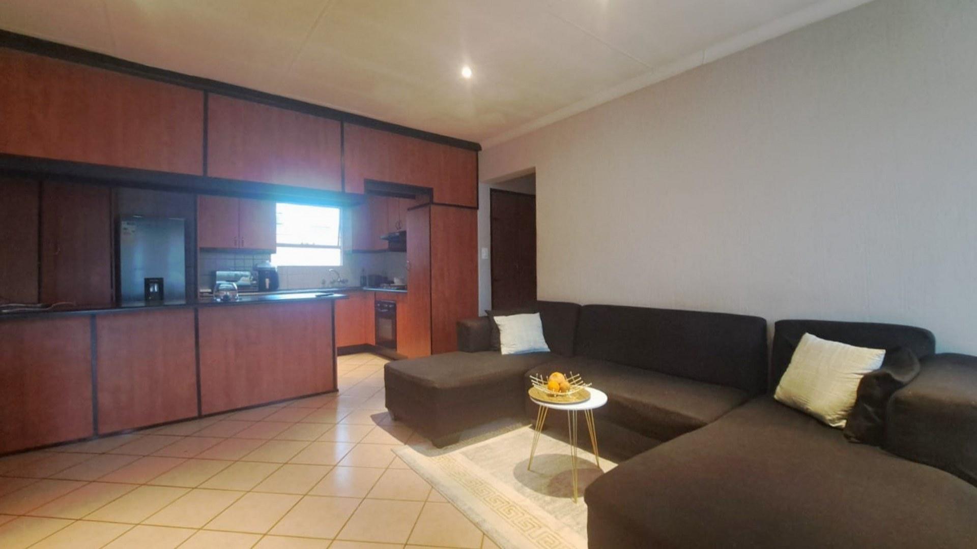 Lounges of property in Die Hoewes