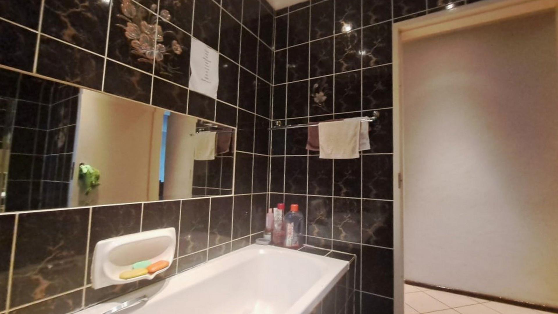 Bathroom 1 of property in Die Hoewes