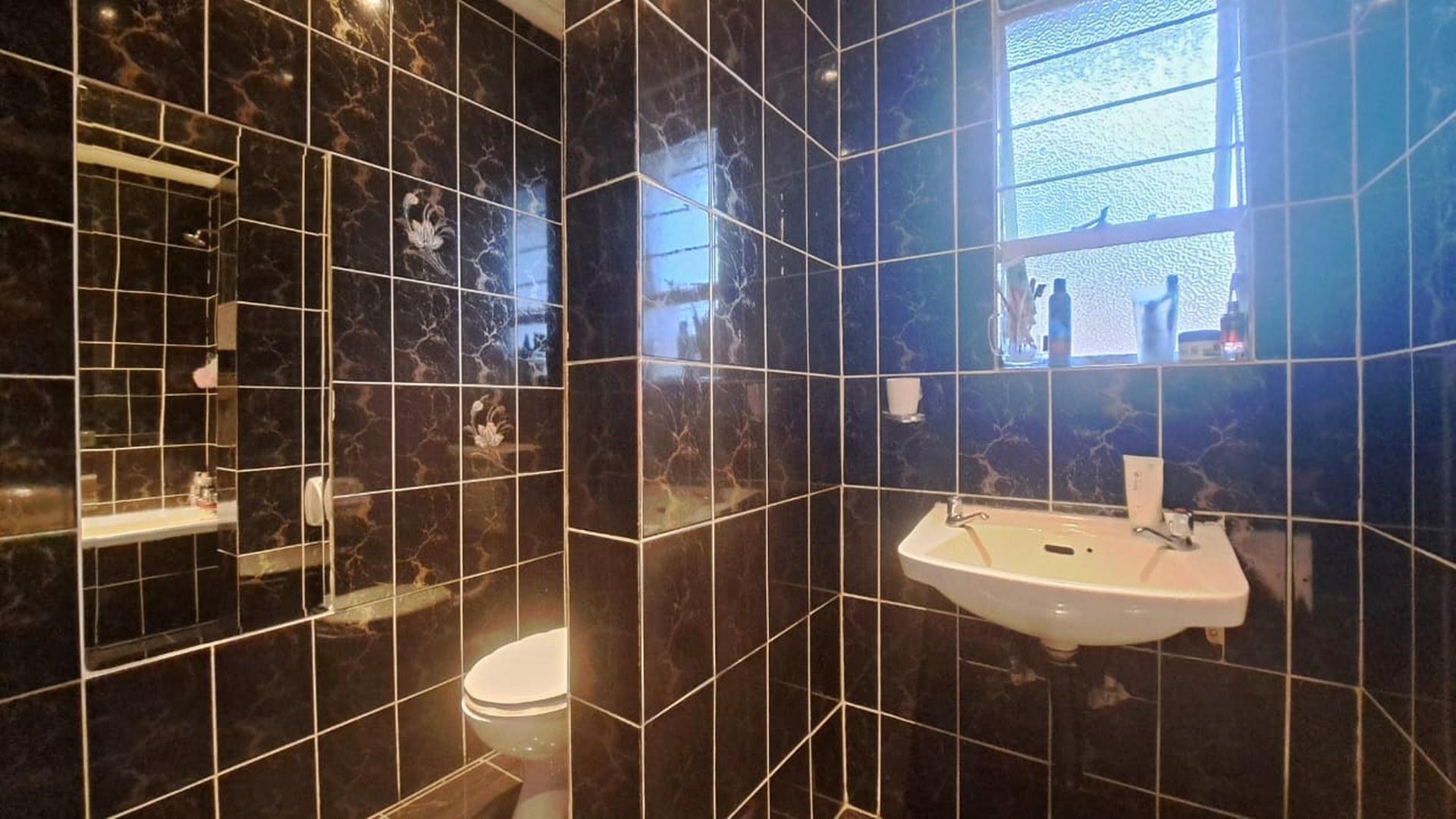 Bathroom 1 of property in Die Hoewes