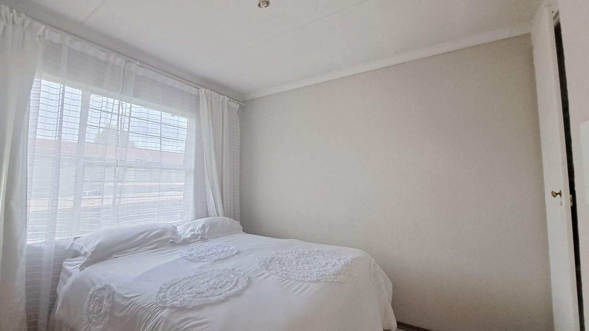 Bed Room 1 of property in Die Hoewes