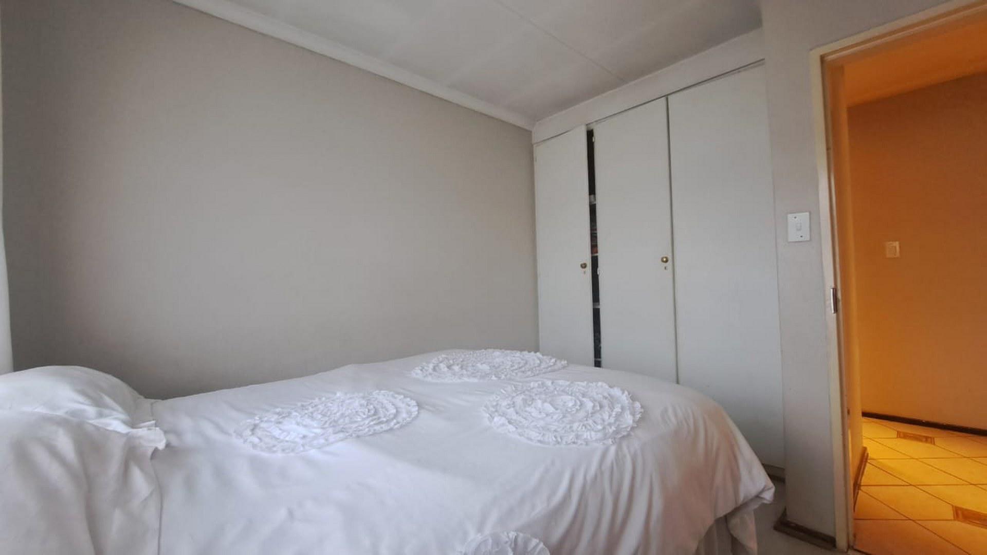 Bed Room 1 of property in Die Hoewes