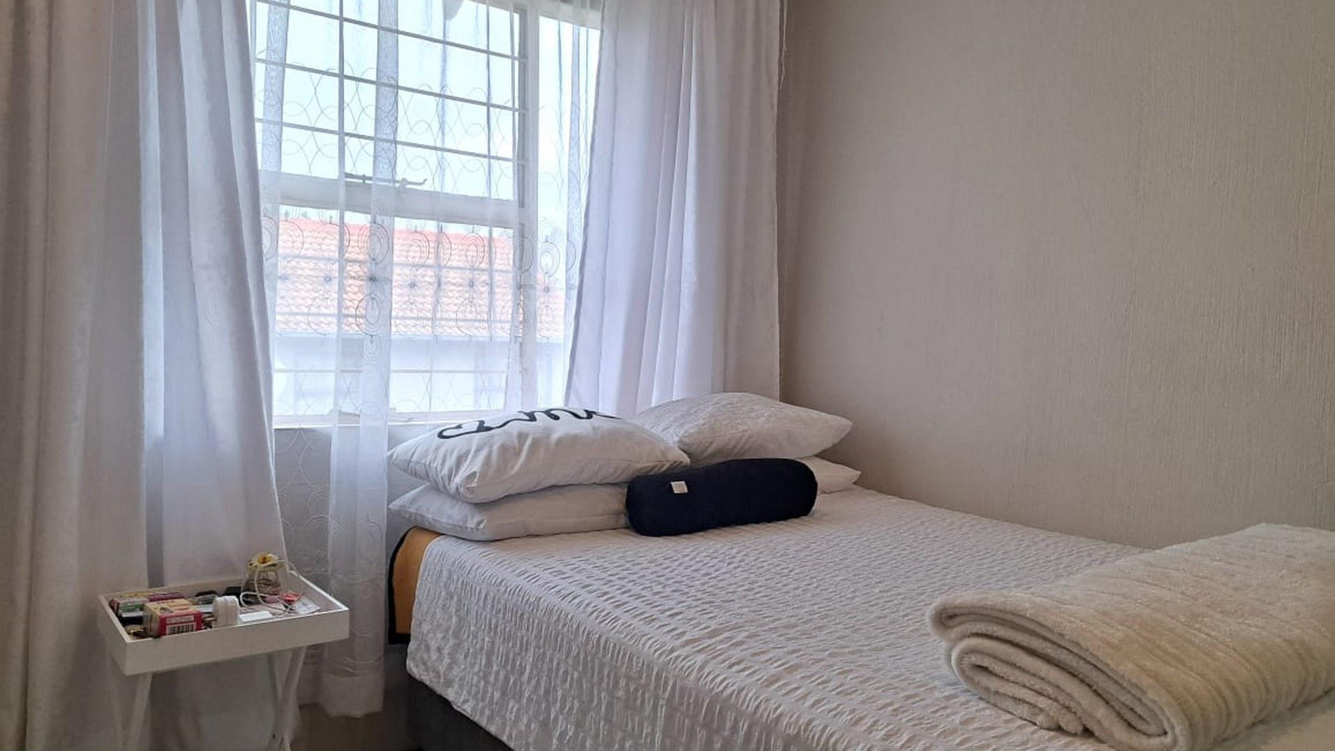 Bed Room 2 of property in Die Hoewes