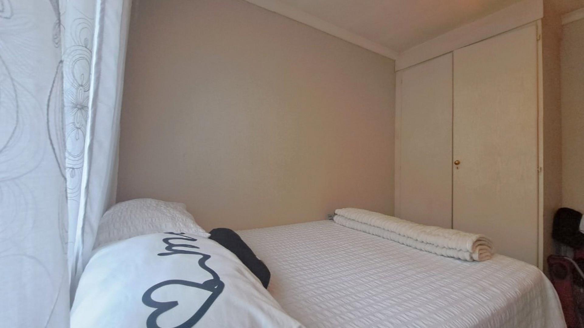 Bed Room 2 of property in Die Hoewes