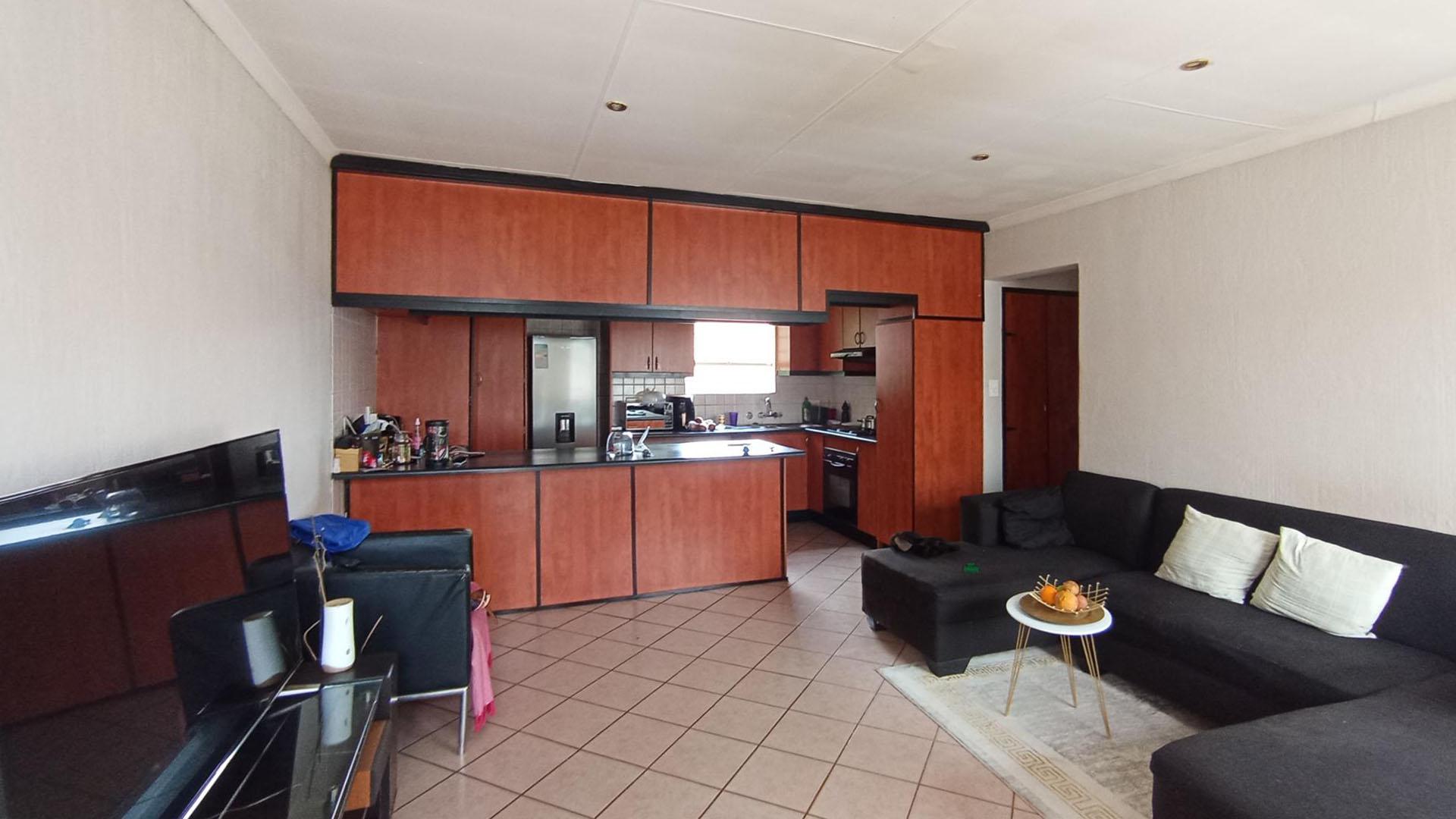 Lounges - 17 square meters of property in Die Hoewes