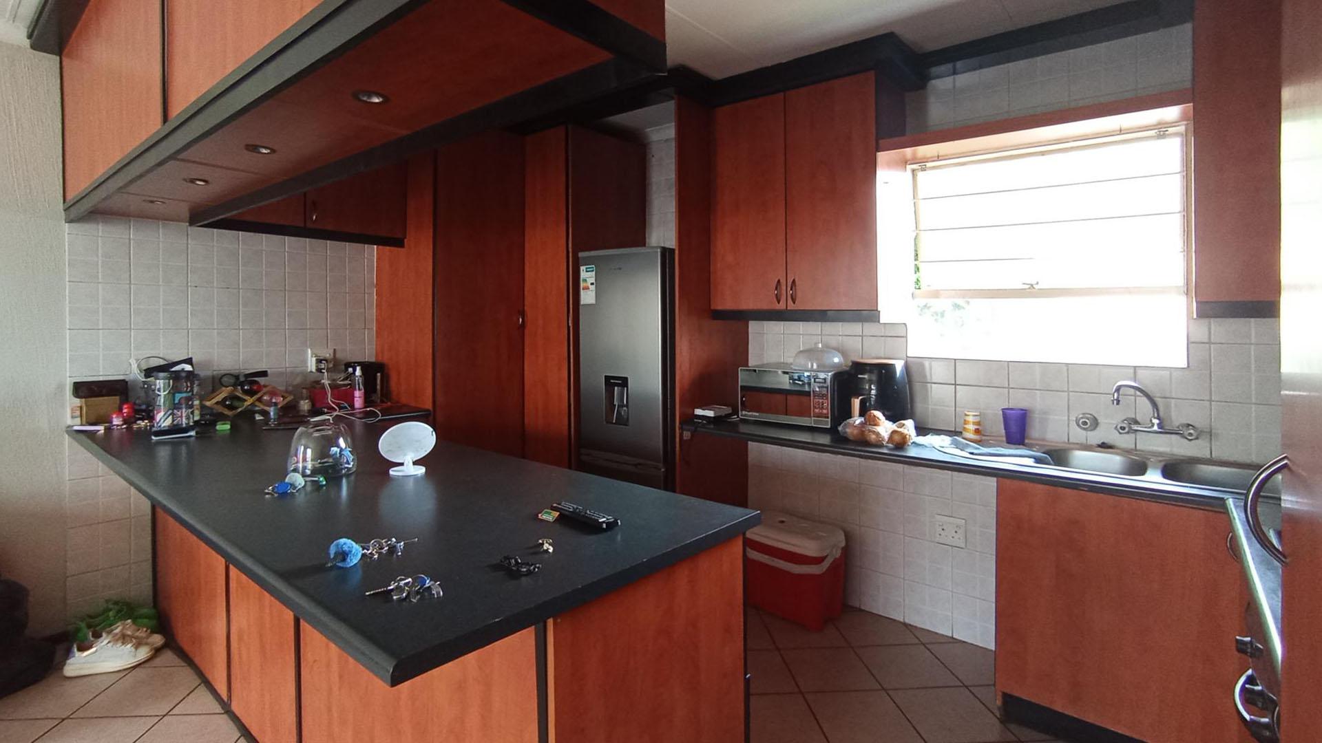 Kitchen - 16 square meters of property in Die Hoewes