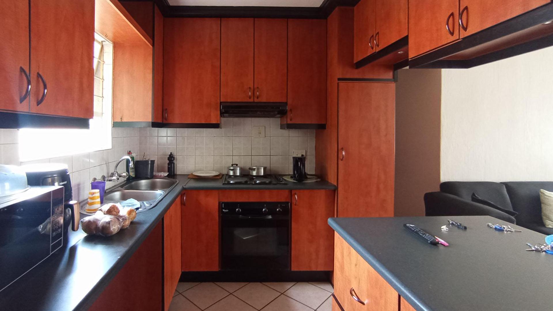 Kitchen - 16 square meters of property in Die Hoewes