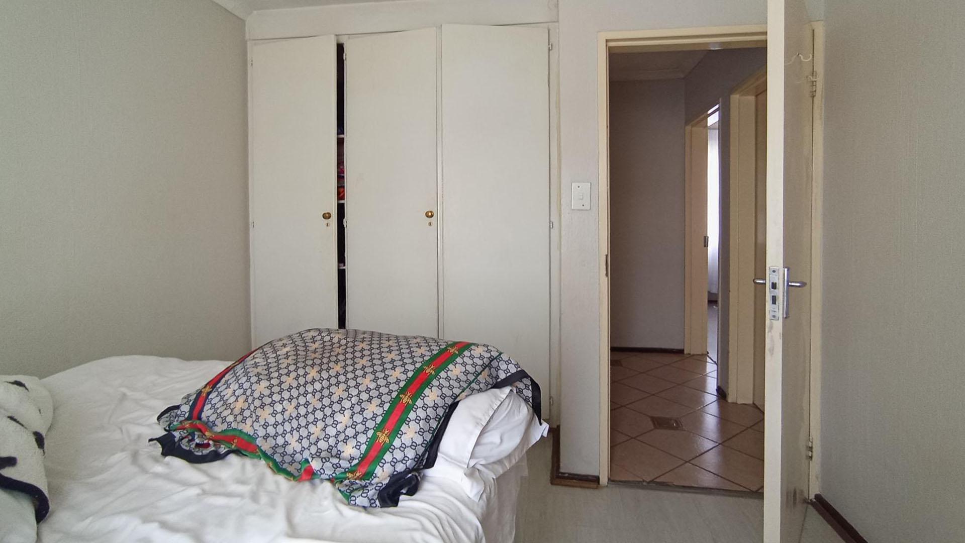 Bed Room 2 - 10 square meters of property in Die Hoewes