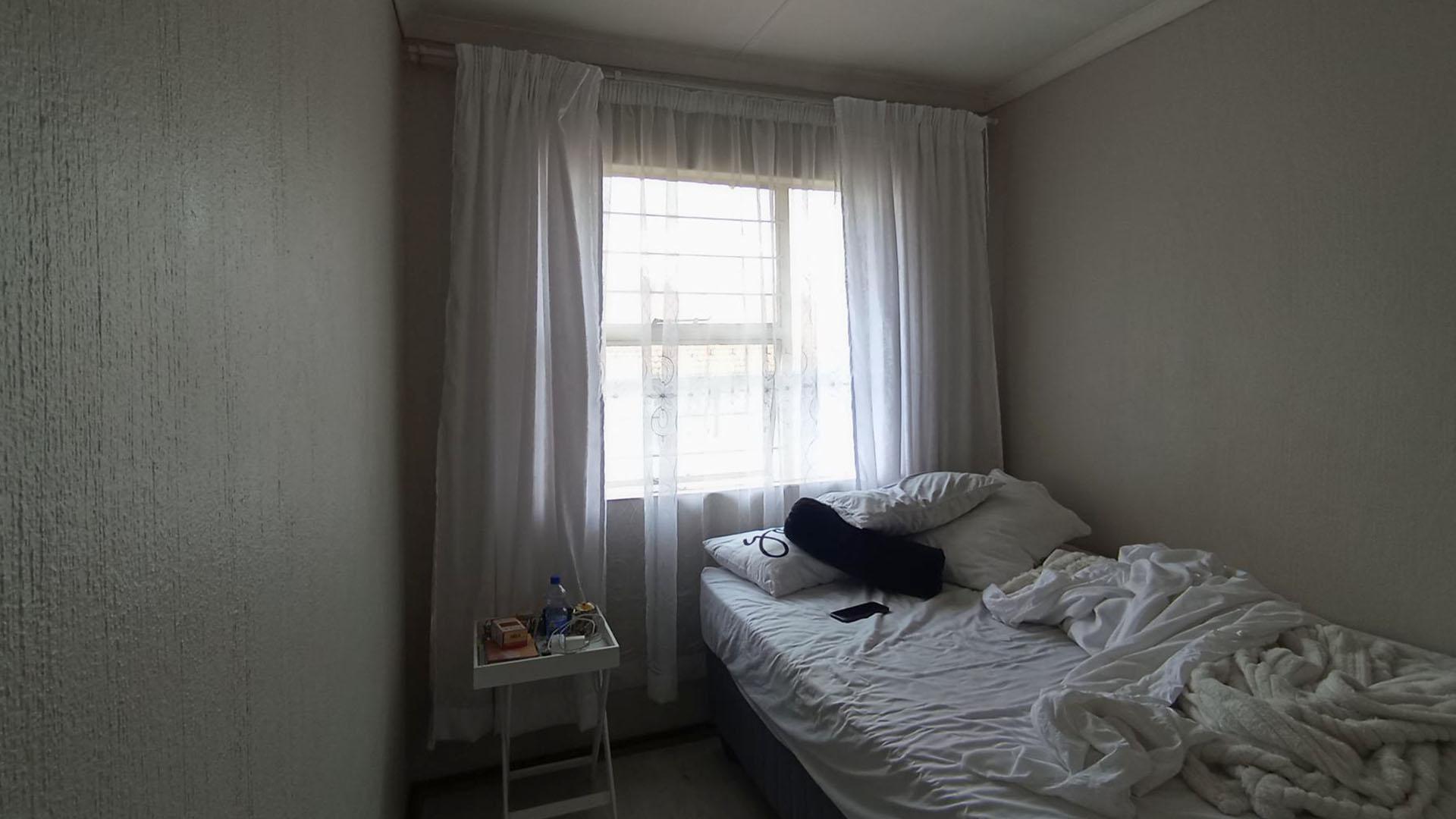 Bed Room 1 - 9 square meters of property in Die Hoewes