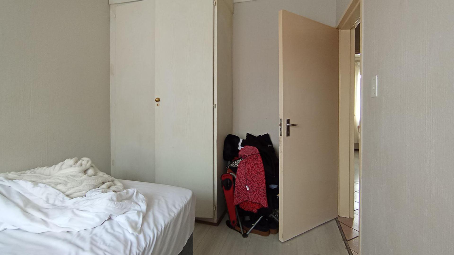 Bed Room 1 - 9 square meters of property in Die Hoewes