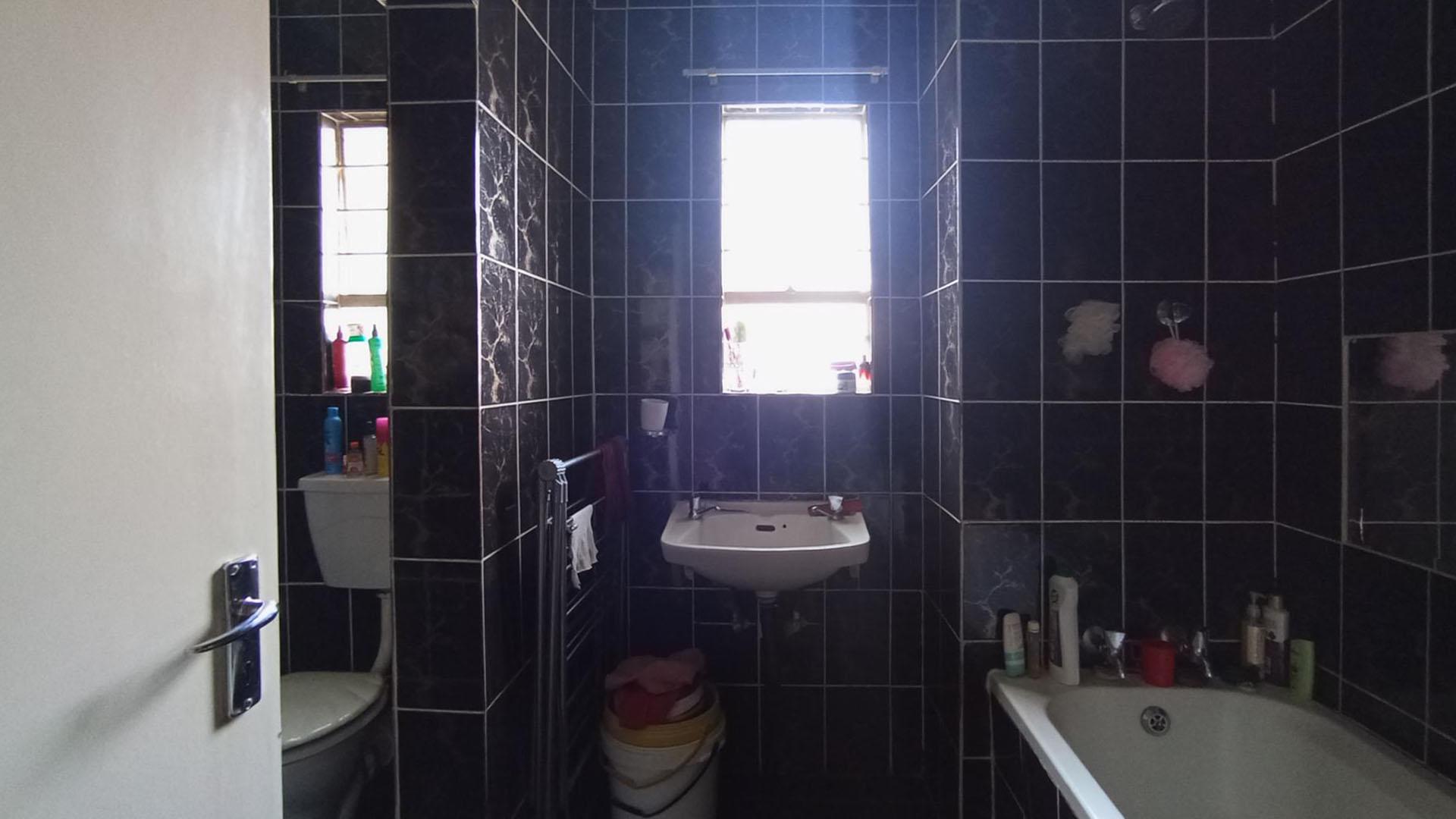 Bathroom 1 - 6 square meters of property in Die Hoewes