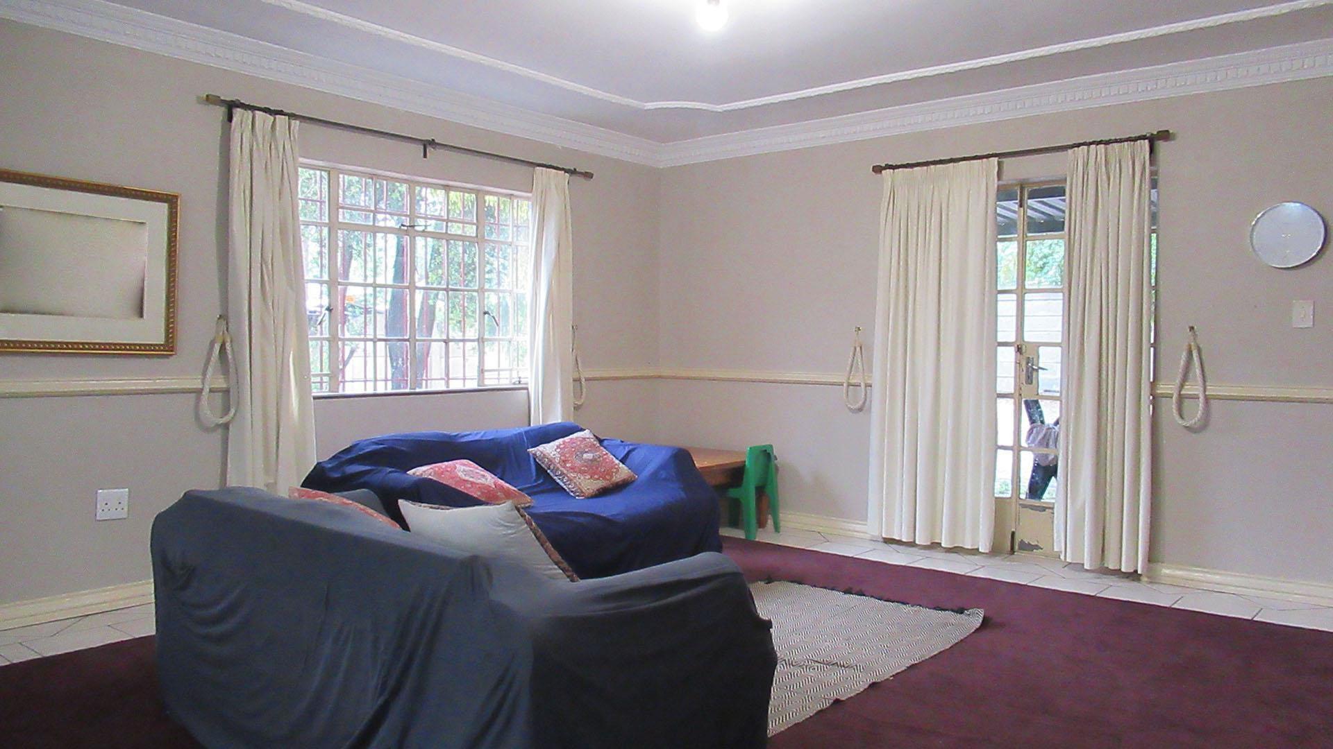 Lounges of property in Greymont