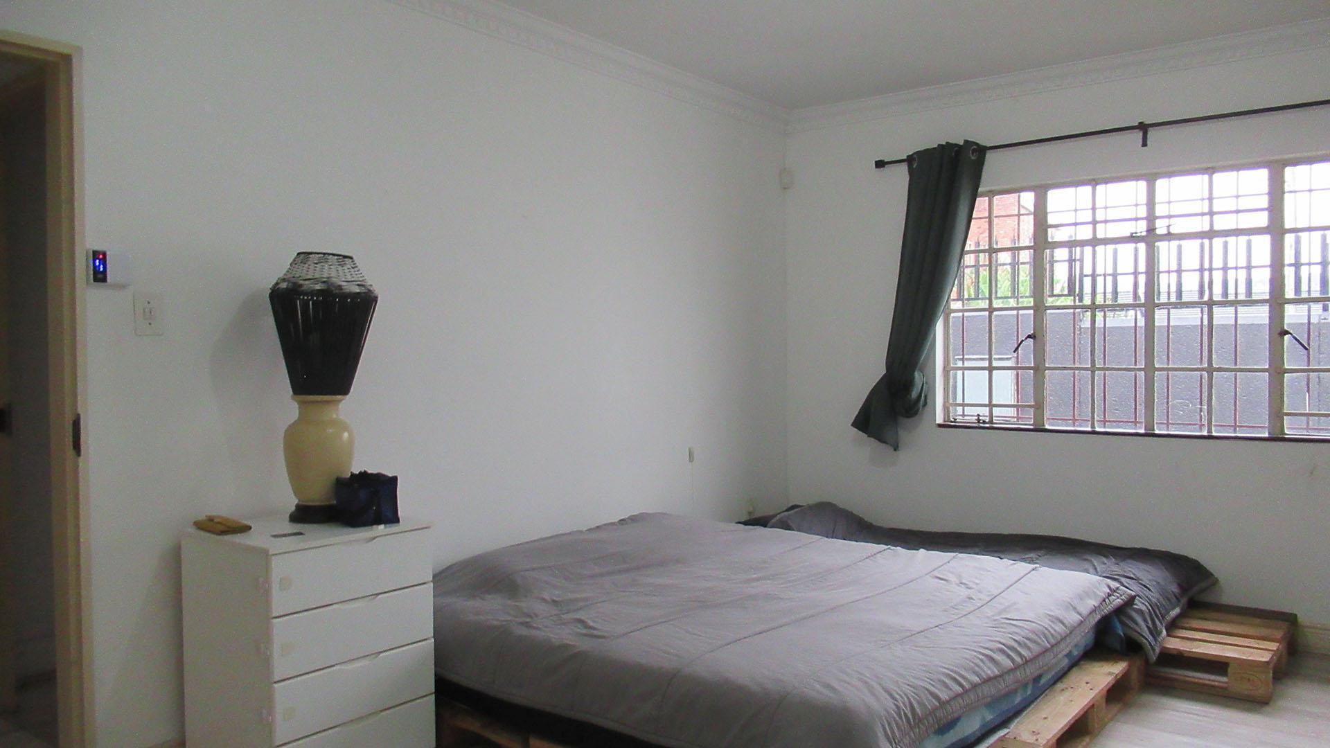 Main Bedroom of property in Greymont
