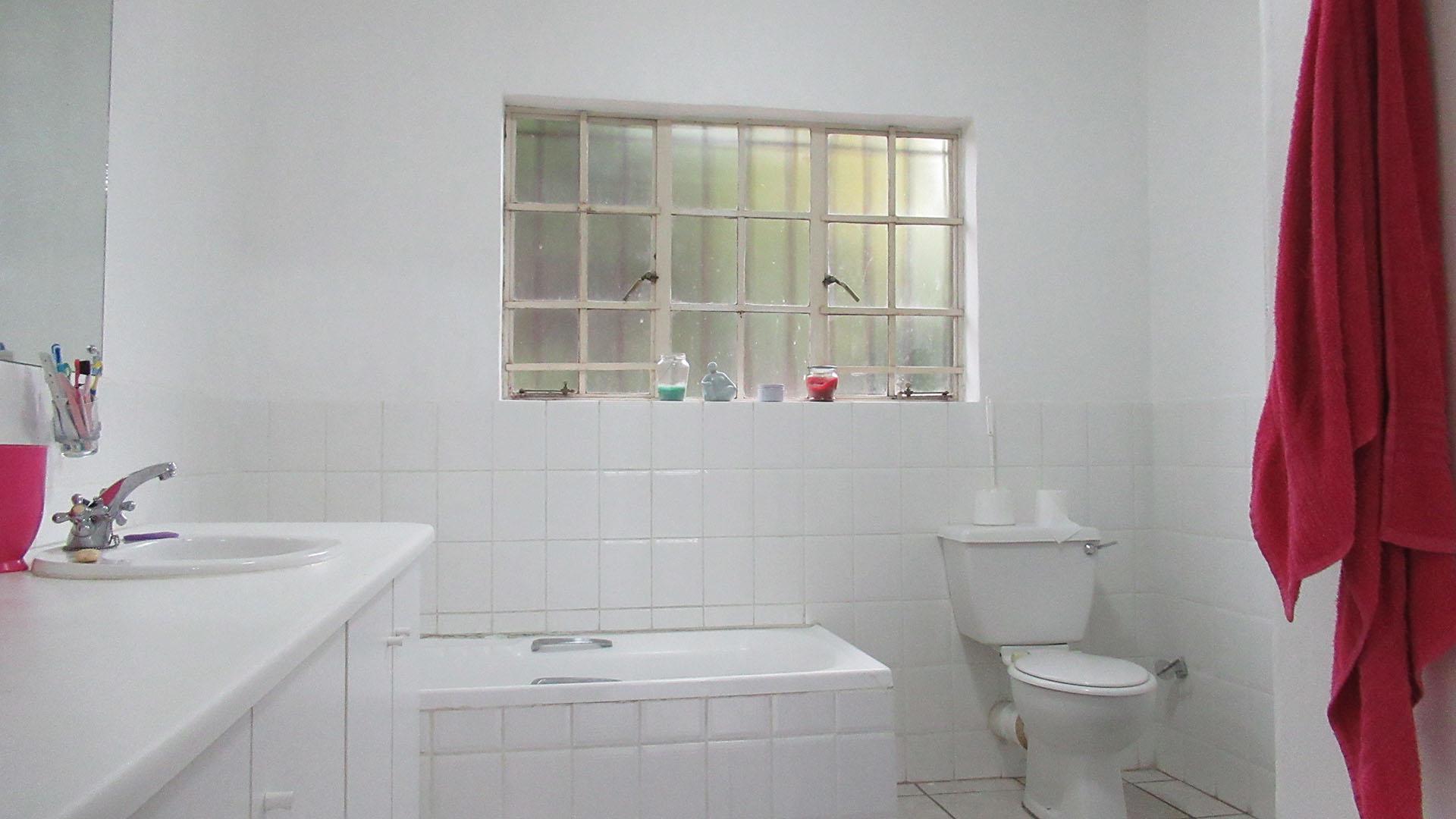Main Bathroom of property in Greymont